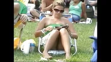 නෝවා කේන්, ක්ලෝ ෆොස්ටර් සහ ලෝලා ෆේ යන සෙල්ලක්කාර ගැහැණු ළමයින් තිදෙනෙක් සෝෆා මත කෙලවති