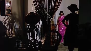 දේවදූත ළදරුවන් වන Penelope Kay සහ April Snow ඇඳ මත කෙලවති