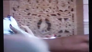 විශාල බූබ් සහිත දුඹුරු පැහැති කෝඩි වෝර් ඇගේ නිරුවත් සිරුර සිනහවකින් ඉදිරිපත් කරයි