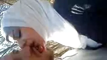 විශාල පතුලක් සහිත කාමුක බිළිඳා, දිගු ඇටකටු කණුවක ඇණ ගසා ඇති කෝට්නි ජේම්ස්