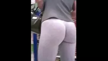 හොඳ පෙනුමක් ඇති brunette Mary Matte ඇගේ තෙත් සිදුර ස්පර්ශ කරයි