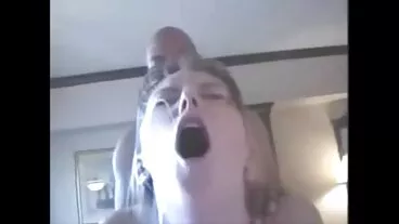 ලස්සන රතු හිස පෙම්වතිය ඇලෙක්ස් හාපර් ඔහුව සතුටු කරන්නේ කෙසේදැයි දනී