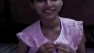 ලස්සන වටකුරු පතුලක් සහිත රූමත් බිලිඳා එල්ලේ රෝස් ගුද විඳිමින් සිටී