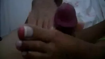 විශාල පියයුරු සහිත චේරි ඩෙවිල් මිෂනාරි ඉරියව්වෙන් කෙලවමින් සිටින ආකර්ෂණීය අම්මා