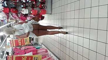 විශාල බූබ් සහිත brunette Kalila Kane ඇගේ කුඩා ඉරිතැලීම සමඟ සෙල්ලම් කරයි