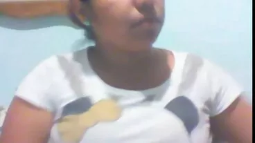සරාගී කළුවර බීබීඩබ්ලිව් ලේටන් බෙන්ටන් සුදු පූට්ටු දෙකකින් කෙලවමින් සිටී