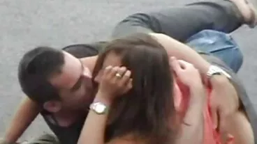 ලස්සන කැපූ පුකක් සහිත කුඩා brunette යොවුන් වියේ සාෂා ගේ කුරුල්ලා විශාල පඹයෙකුට කෙලවා ඇත