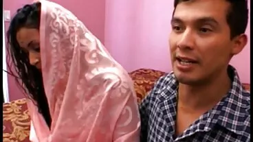 ජෙනිෆර් වයිට් සහ එව්ලින් ස්ටෝන් යන පැටවුන් දෙදෙනා ඇඳේ ලිංගිකව එක්වෙමින් සිටිති