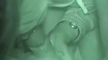 බ්‍රිජට් බී සහ නීනා කේයි යන බිලිඳුන් දෙදෙනා විශාල කුකුළන් දෙදෙනකුට කෙලෙව්වා
