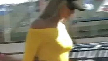 විශාල තනපට සහිත ලස්සන MILF කෝරි චේස් ඔහුගේ දිගු පෙත්ත උරා බොයි