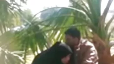 කපුටන්ගේ හිසකෙස් ඇති දේවදූත ඉසබෙල් ඇගේ තෙත් සිදුර ආදරයෙන් ස්පර්ශ කරයි