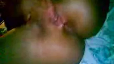 සිත් ඇදගන්නාසුළු රන්වන් ආලියා ආදරය විශාල දුඹුරු පැහැ ළමයෙකු විසින් විනිවිද ගියේය