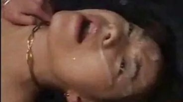 විශාල පතුලක් සහිත ලස්සන ලා දුඹුරු මර්ලින් ජොන්සන් ඇගේ සෙල්ලම් බඩු සමඟ කෙලවමින් සිටී
