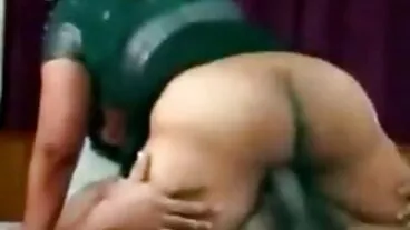 විශාල බූබ් සහිත කාන්තාව බෘක්ලින් චේස් ගව ගැහැණු ළමයෙකුගේ ඉරියව්වෙන් ඇණ ගසා ඇත