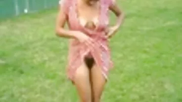 Sally D'Angelo සහ Nicole Kitt සුදු පඹයෙකු සමඟ කෙලවමින් සිටිති