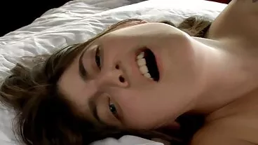 දක්ෂ brunette babe Anny Aurora විශාල කළු ලිංගයක් මතින් ඉහළට පනියි