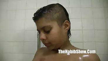 රිනා එලිස් ලොකු බූරුවා සමඟ සංවේදී brunette BBC වෙත පනියි