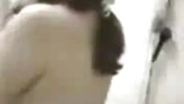 කුළුබඩු සහිත brunette ජේන් වයිල්ඩ් සමඟ සම් සෝෆා මත දැඩි ලිංගික හැසිරීම