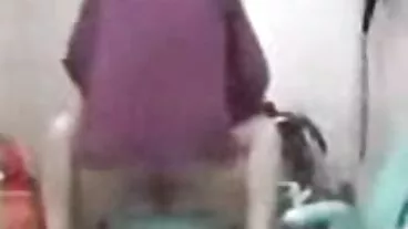 ලස්සන තනපට සහිත සංවේදී brunette ස්ටෙලා මැයි මිනිසුන් දෙදෙනෙකු විසින් කෙලවා ඇත