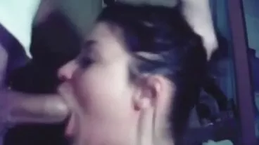 කුඩා brunette Lady Dee කළු කණු හතරකින් ඉරා දැමීය