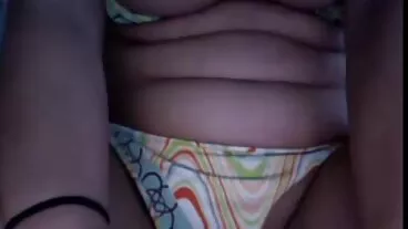 සිත් ඇදගන්නාසුළු දුඹුරු නිරූපිකාවක් වන ලෝලා ෂයින් වෙනත් පිරිමි ළමයෙකු සමඟ ගුද මඟුලක් ගැනීමට උත්සාහ කරයි