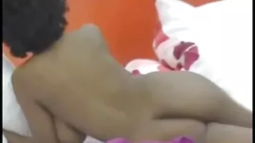 ලිංගිකත්වයට ඇබ්බැහි වූ රන්වන් පැටවා වික්ටෝරියා වේල් ඇගේ කුසගින්නෙන් පෙළෙන තෙත් සිදුර ස්පර්ශ කරයි