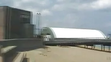 මිනිසුන් දෙදෙනෙක් විශාල බූබ් සහිත brunette දූතයා ක්ලැරි වෙත ද්විත්ව විනිවිද යයි