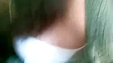 විස්මිත කළුවර හොටී නොමී බිලාස් විශාල සුදු පැහැති ඩික් එකක් මතට පනියි