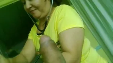 සංවේදී බුස්ටි මැඩ්මොයිසෙල් නිලා මේසන් ඇගේ කුඩා ඉරිතැලීම සමඟ සෙල්ලම් කරයි